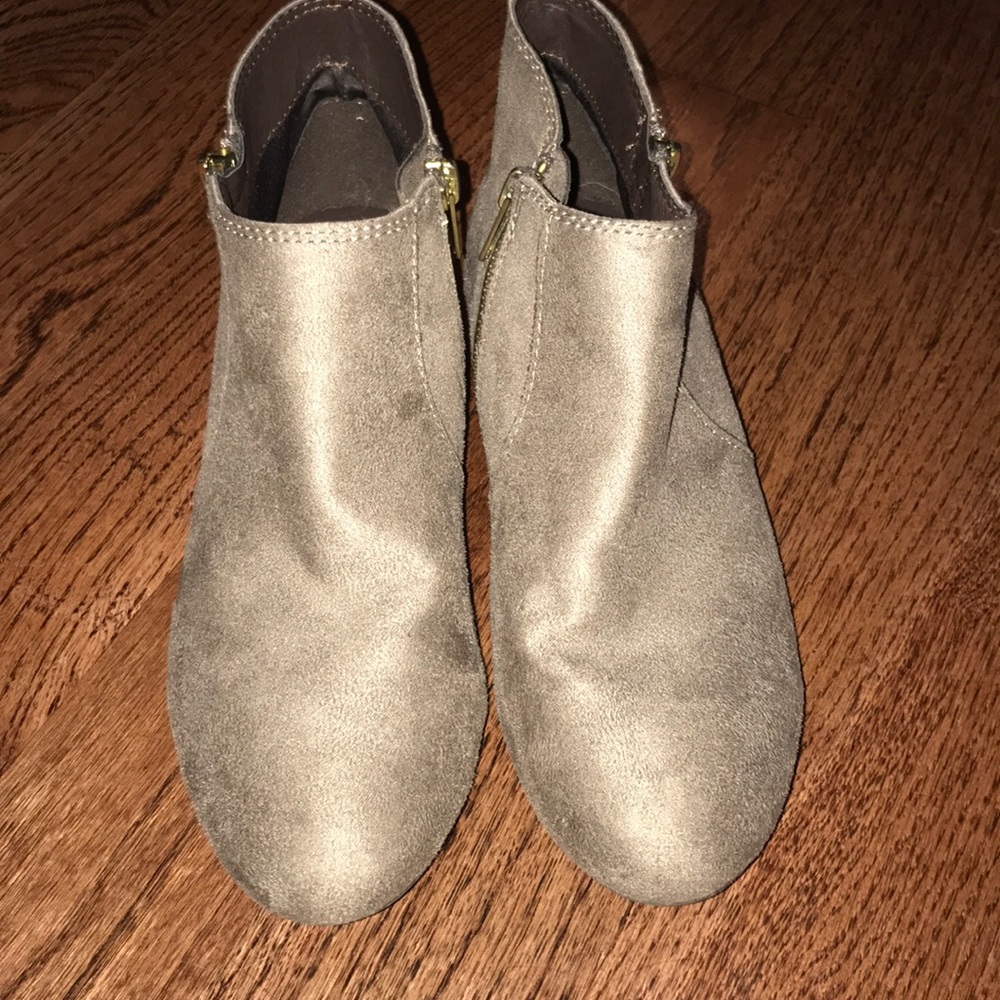 brown/tan suede flat booties!!